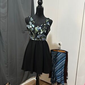 Black and White Fit and Flare Cocktail Dress with V-Neck and Sleeveless Design